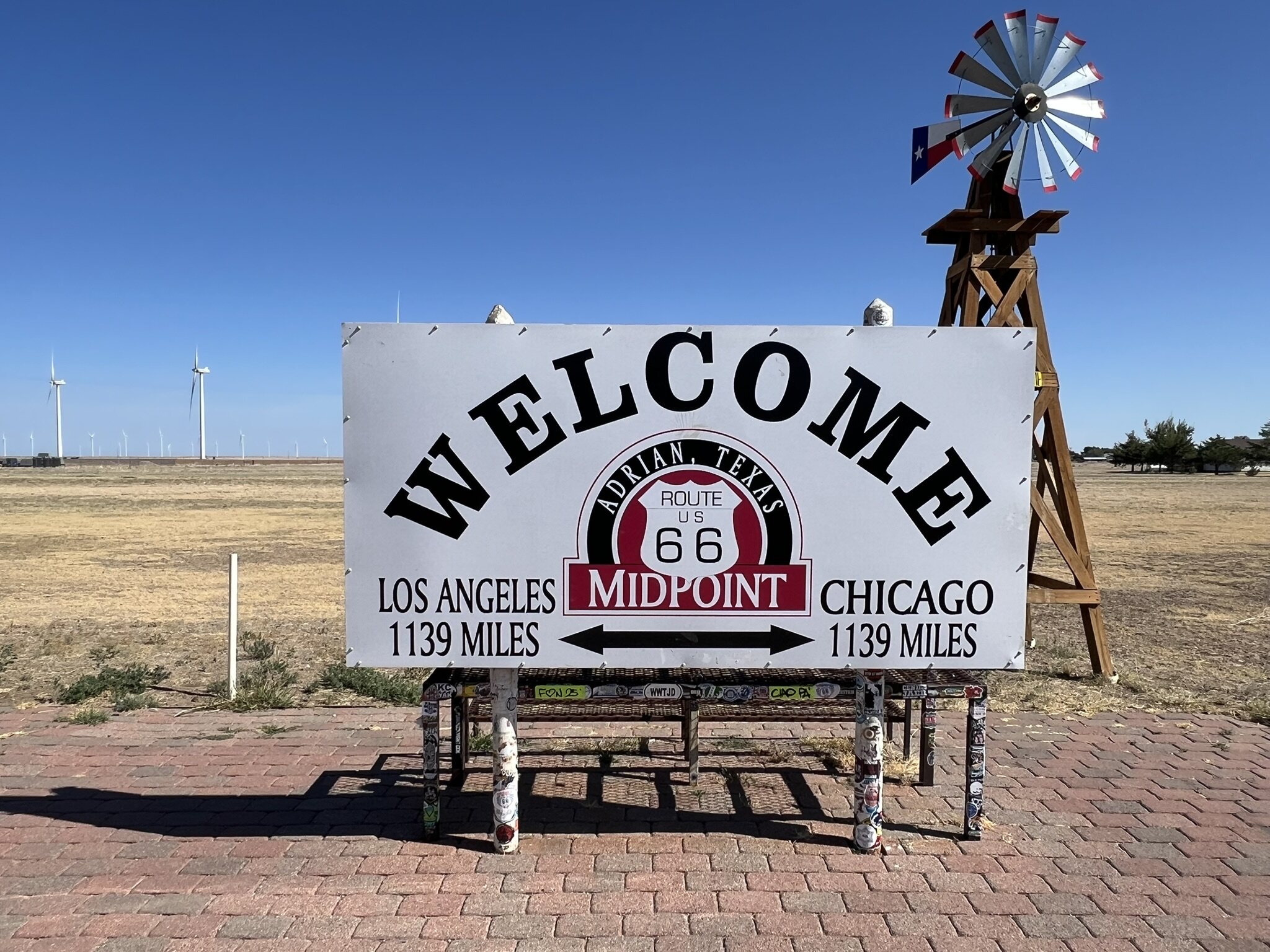 The midpoint sign: 1,139 miles to both Chicago and Los Angeles.